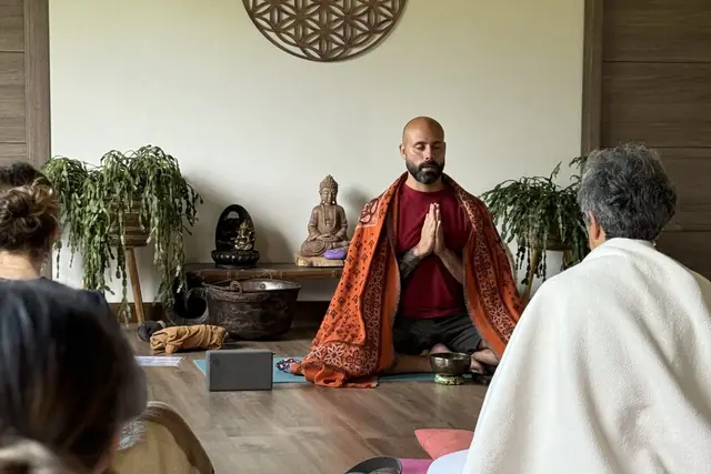 Aritz Águila guiando una meditación en grupo