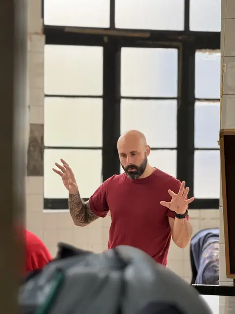 Aritz Águila guiando una sesión de meditación