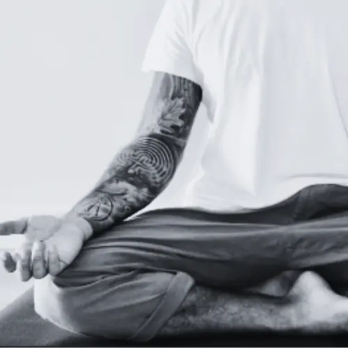 Postura de meditación en blanco y negro